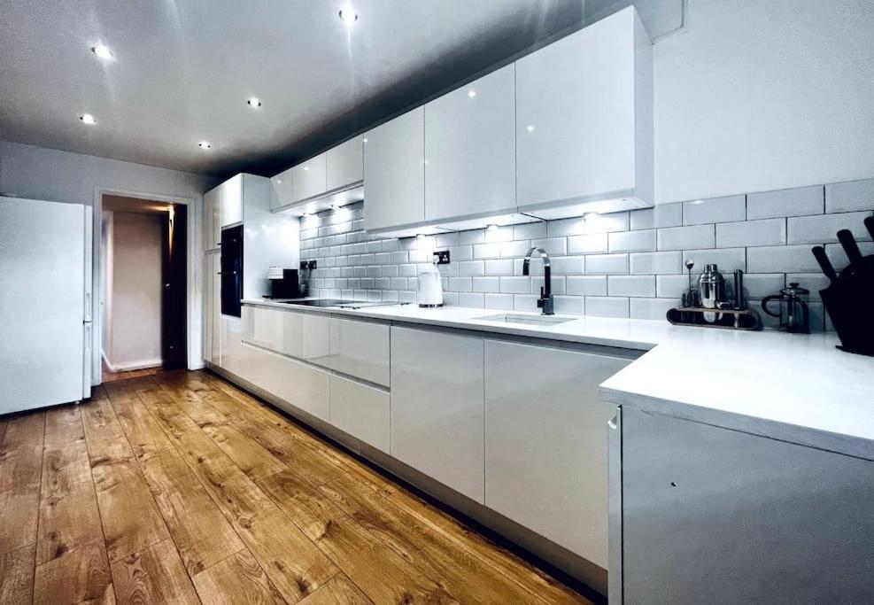 Вілла Entire Modern House In Tamworth - 2 Double Beds + Free Parking Екстер'єр фото